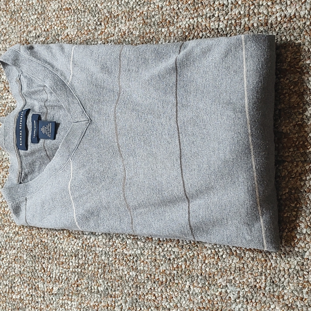 Banana Republic Men's M Gray V-neck sweater